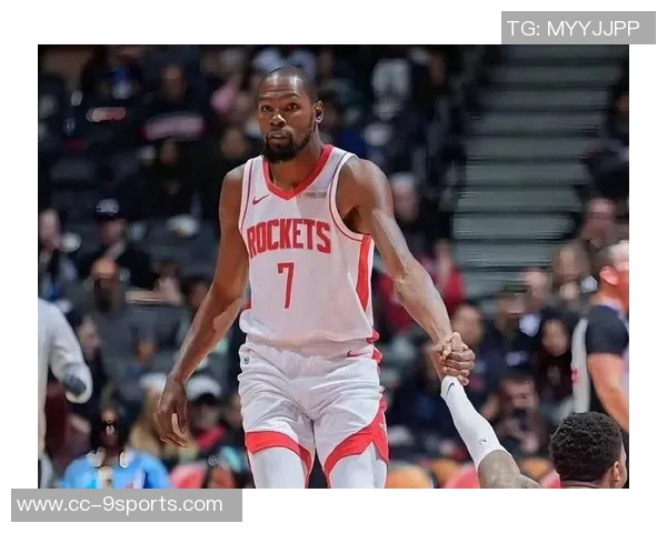 杜兰特场边轻松愉快与火箭助教艾维畅谈免战牌背后心态揭秘